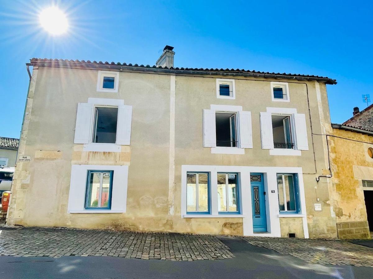 La Carree Des Amis Lusignan Exterior foto
